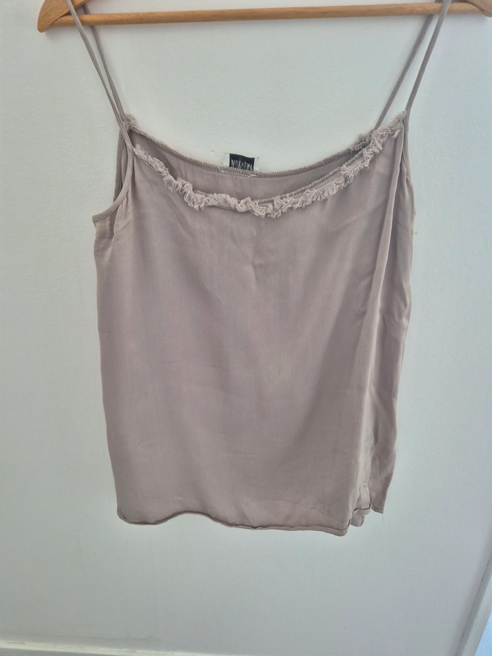 MTWTFSS WEEKDAY Beige Top met Rafelrand & Spaghettibandjes – Maat M
